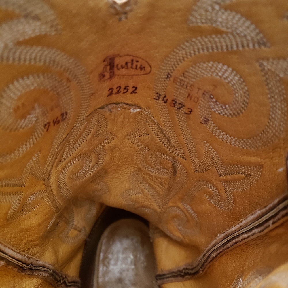 Justin 2252 Men's Classic Western Boot with Bay Apache Cowhide Foot and Rounded - Picture 9 of 10